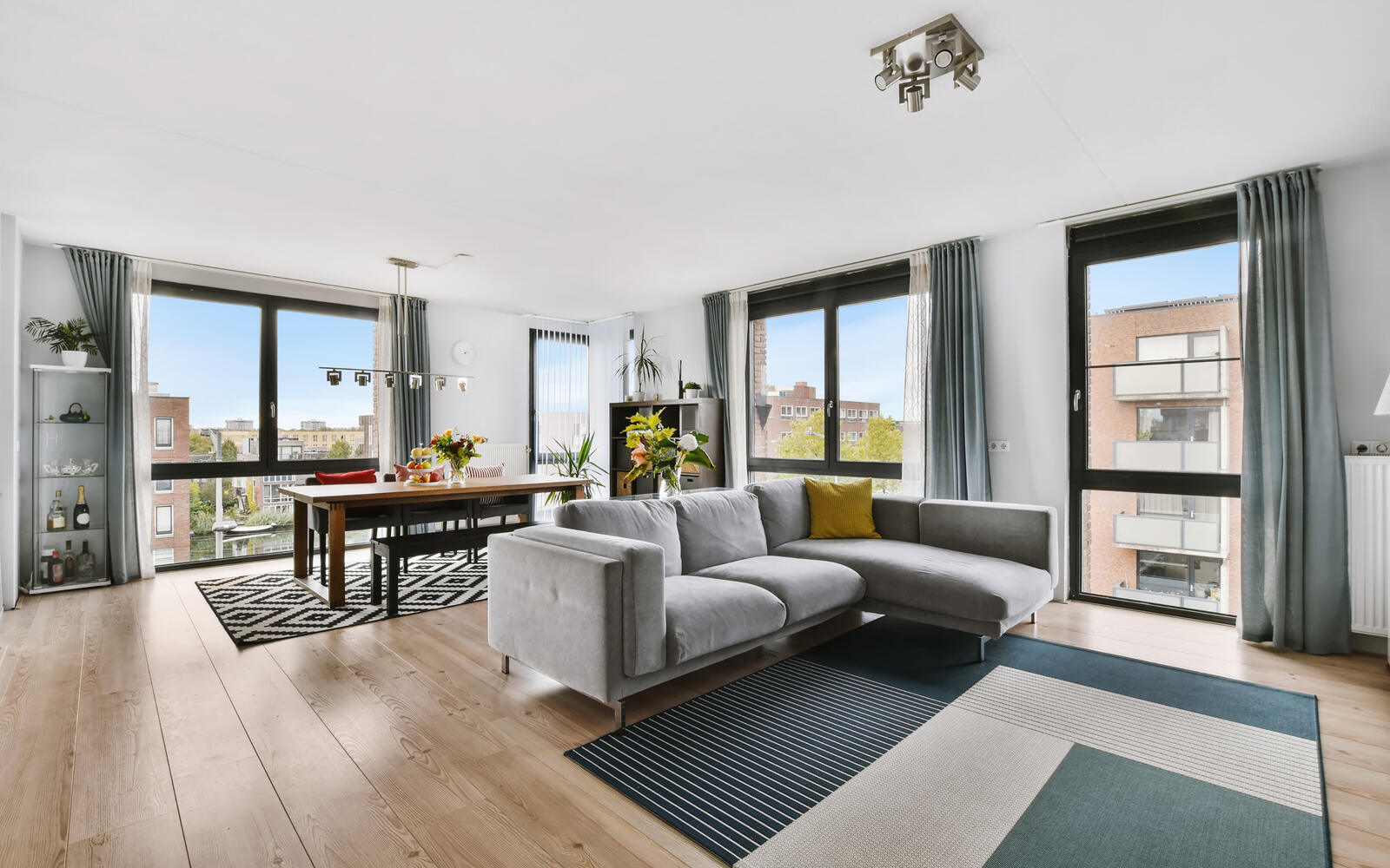 Séjour lumineux d'un appartement meublé