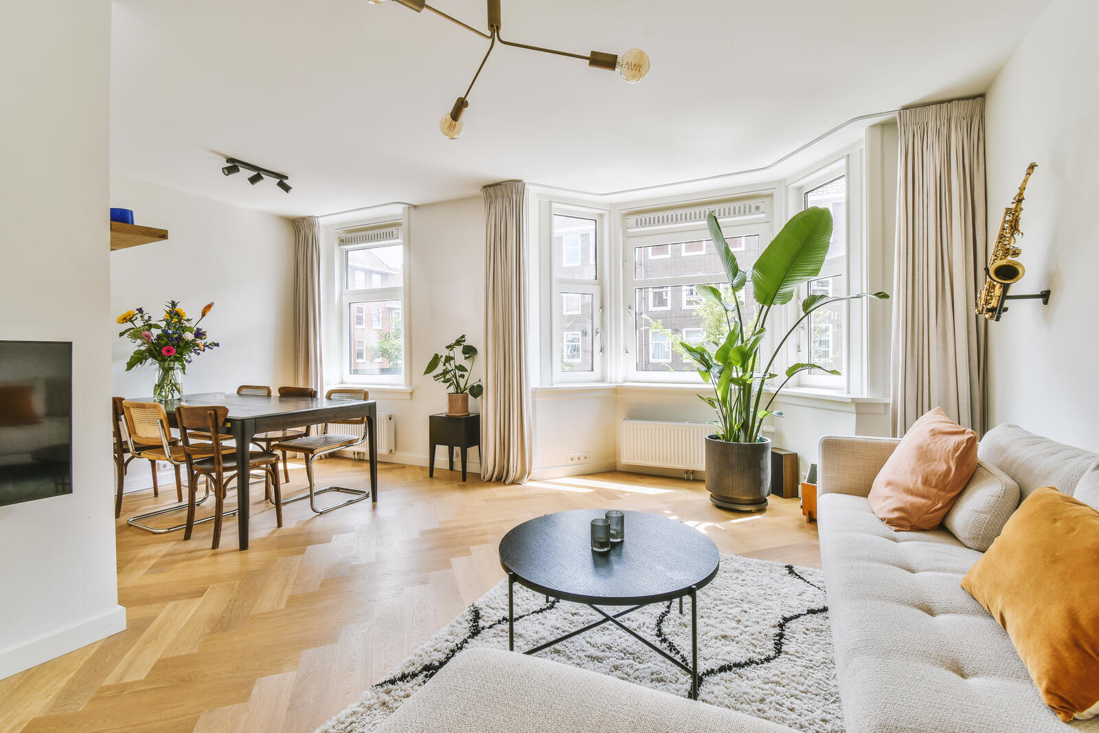 Intérieur chaleureux d'un appartement meublé de standing